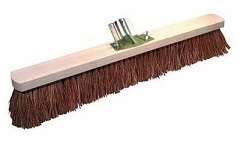 Image de Balai coco 100cm monture bois douille métal